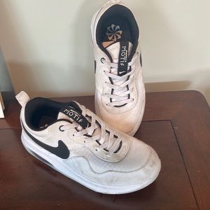 Like new Nike Air Max Motif sneakers size 1.5Y